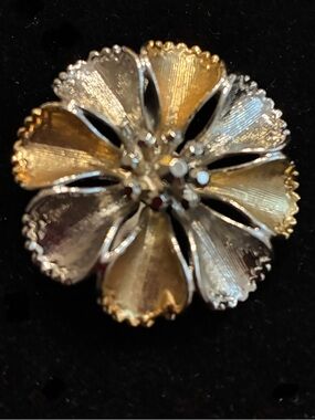 Vintage EUC Gold Tone and SilverToner Floral Brooch
